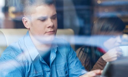 Adolescente utilizando una tablet en un espacio de trabajo colaborativo
