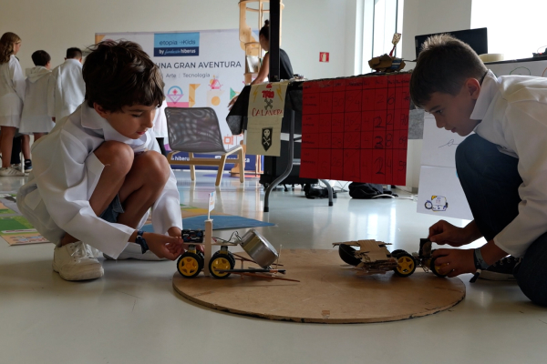 Dos niños participan en una actividad con robots y circuitos en el marco de las colonias de verano Etopia Kids.